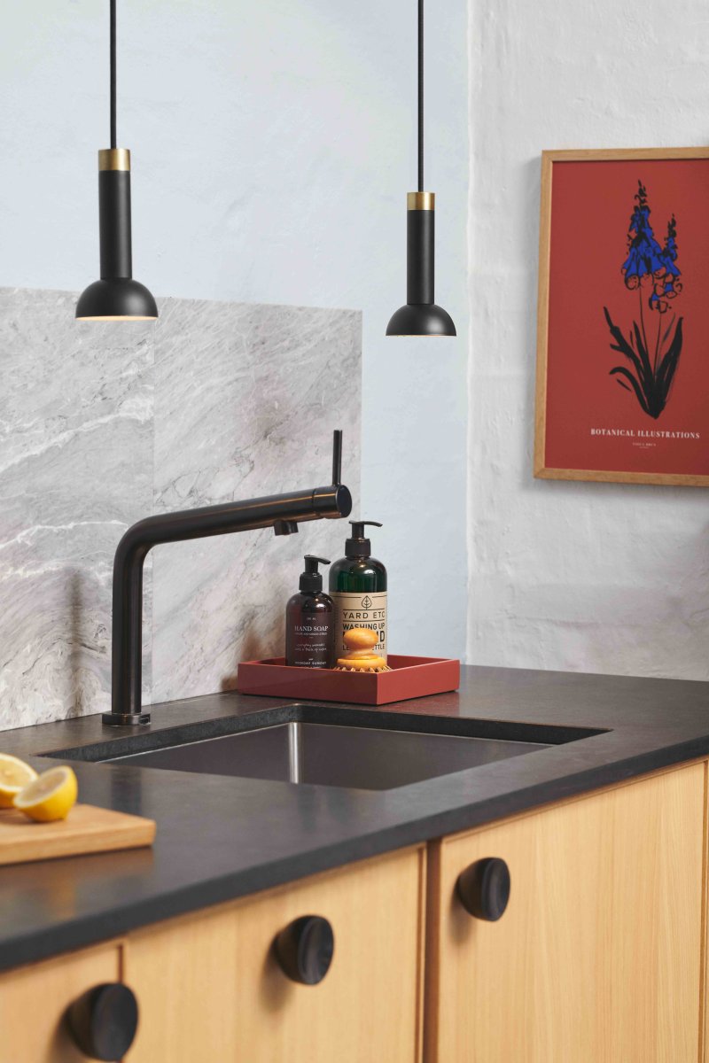 Torch Ø8 Negro Lámpas de techo De Halo Design - Con su acabado de metal negro, lat&oacute;n antiguo y forma compacta, Torch es la elecci&oacute;n perfecta para la iluminaci&oacute;n acentuada en la cocina, el comedor o el pasillo.
