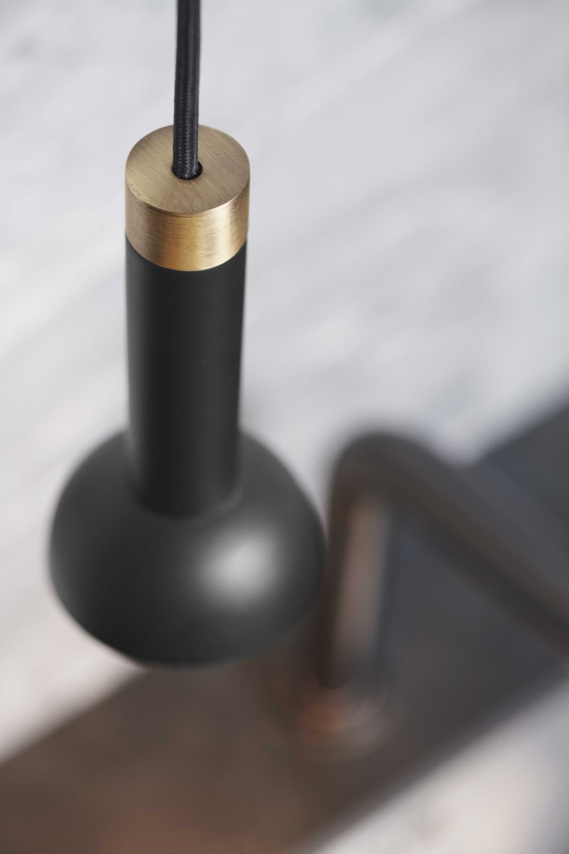 Torch Ø8 Negro Lámpas de techo De Halo Design - Con su acabado de metal negro, lat&oacute;n antiguo y forma compacta, Torch es la elecci&oacute;n perfecta para la iluminaci&oacute;n acentuada en la cocina, el comedor o el pasillo.