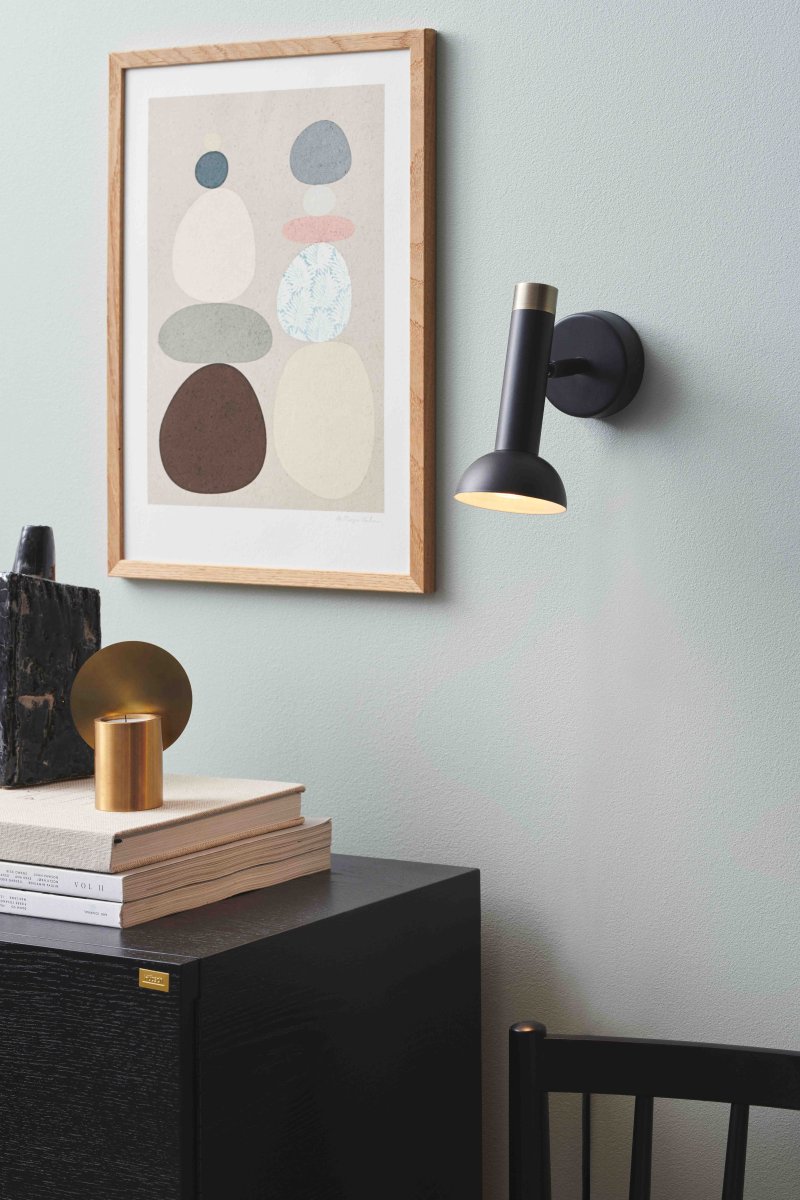 Torch Negro lámpara de lectura De Halo Design - El dise&ntilde;o minimalista y moderno hace de Torch una opci&oacute;n vers&aacute;til para el dormitorio, la sala de estar o el lugar de trabajo.