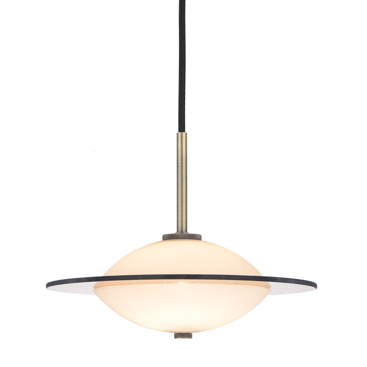 Orbit Ø24 Antigüedad Lámpas de techo De Halo Design - La forma redonda de cristal opalino proporciona una luz suave y atmosférica, mientras que los detalles en latón antiguo y cristal ámbar añaden un toque cálido y sofisticado.