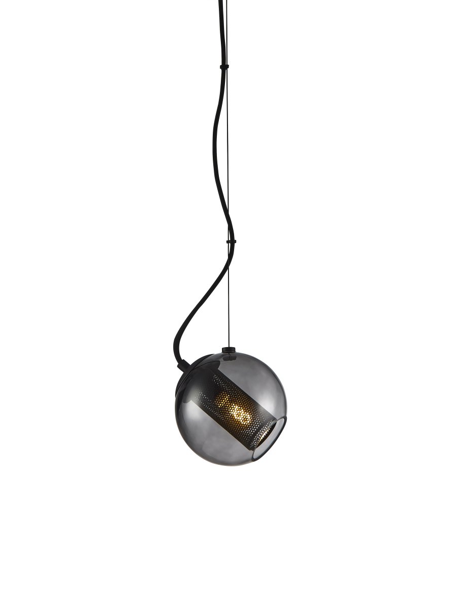Forty-Five Ø15 Negro Lámpas de techo De Halo Design - Forty-five es una elegante serie de l&aacute;mparas en la que el cuerpo central sostiene la fuente de luz en un &aacute;ngulo de 45 grados, de ah&iacute; su nombre.