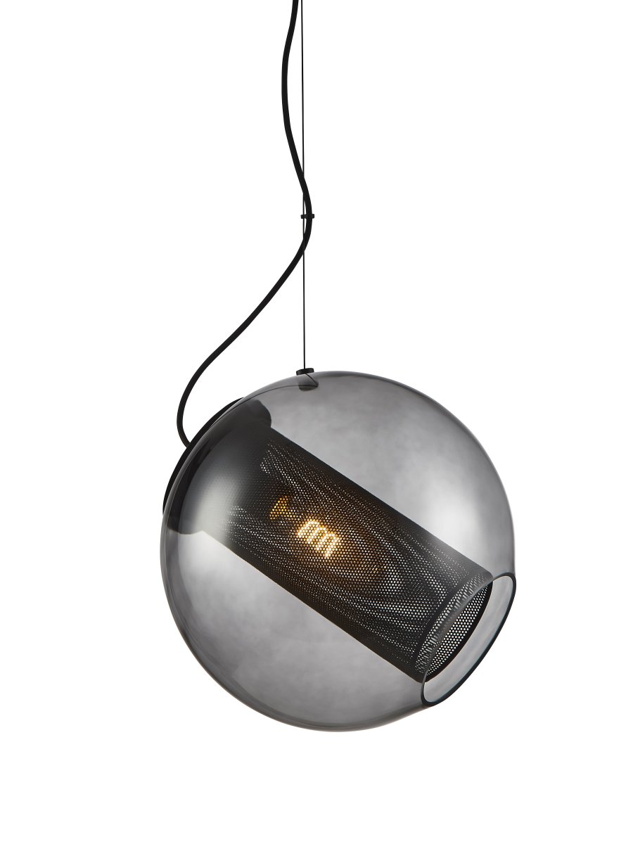 Forty-Five Ø35 Color humo Lámpas de techo De Halo Design - Forty-five es una elegante serie de l&aacute;mparas en la que el cuerpo central sostiene la fuente de luz en un &aacute;ngulo de 45 grados, de ah&iacute; su nombre.