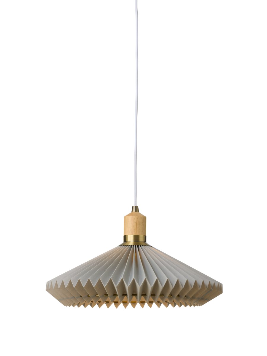 Paris Ø40 Gris Lámpas de techo De Halo Design - La pantalla de tela gris con sus delicados pliegues le confiere un carácter decorativo y exclusivo.