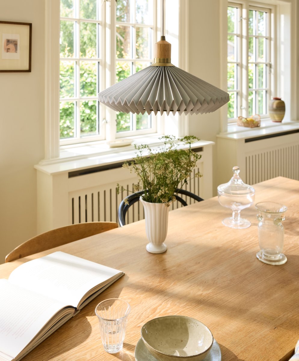 Paris Ø40 Gris Lámpas de techo De Halo Design - La pantalla de tela gris con sus delicados pliegues le confiere un carácter decorativo y exclusivo.