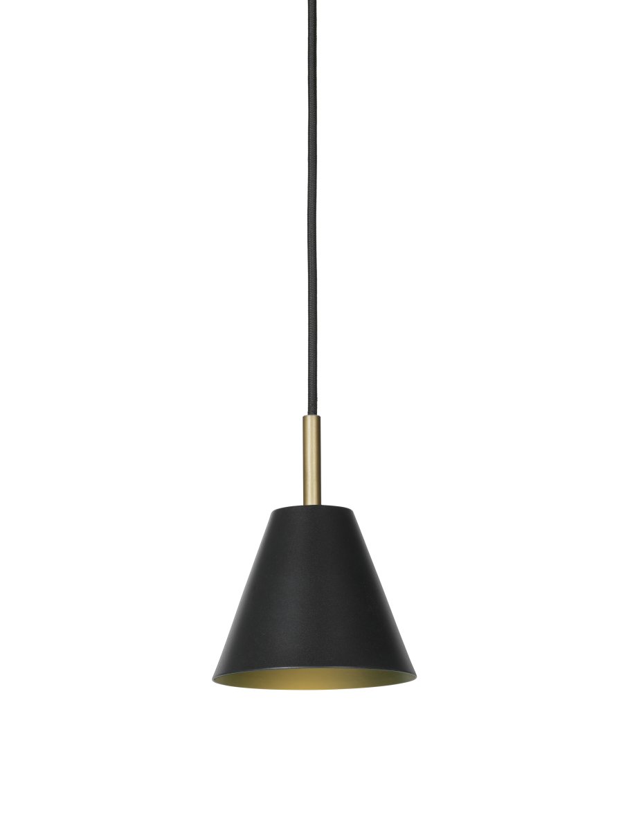 Hygge Ø12 Negro Lámpas de techo De Halo Design - Los elegantes detalles de lat&oacute;n a&ntilde;aden un toque de exclusividad y lo convierten en la elecci&oacute;n perfecta sobre la mesa del comedor, en la sala de estar o en la cocina.