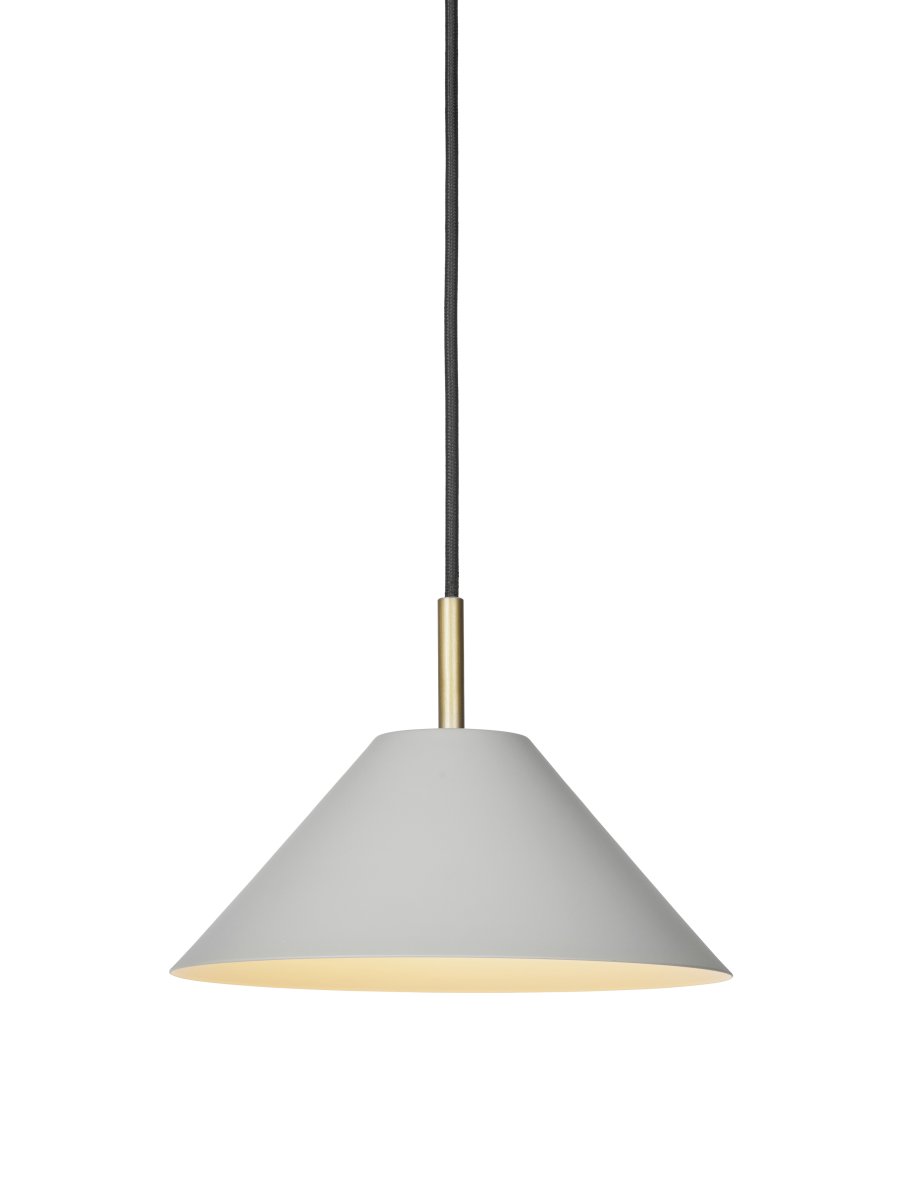 Hygge Ø24 Gris Lámpas de techo De Halo Design - Los elegantes detalles de latón añaden un toque de exclusividad y lo convierten en la elección perfecta sobre la mesa del comedor, en la sala de estar o en la cocina.