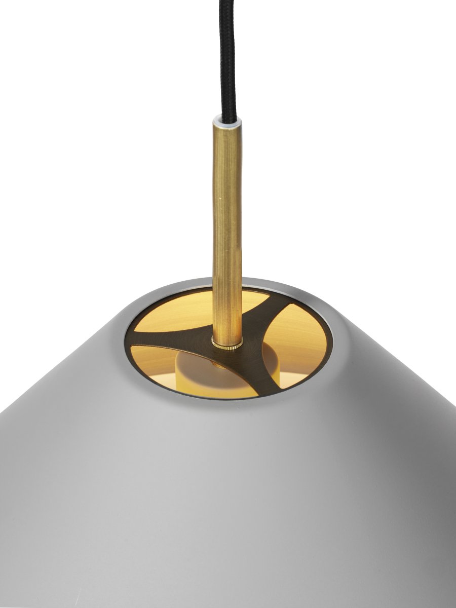 Hygge Ø24 Gris Lámpas de techo De Halo Design - Los elegantes detalles de latón añaden un toque de exclusividad y lo convierten en la elección perfecta sobre la mesa del comedor, en la sala de estar o en la cocina.