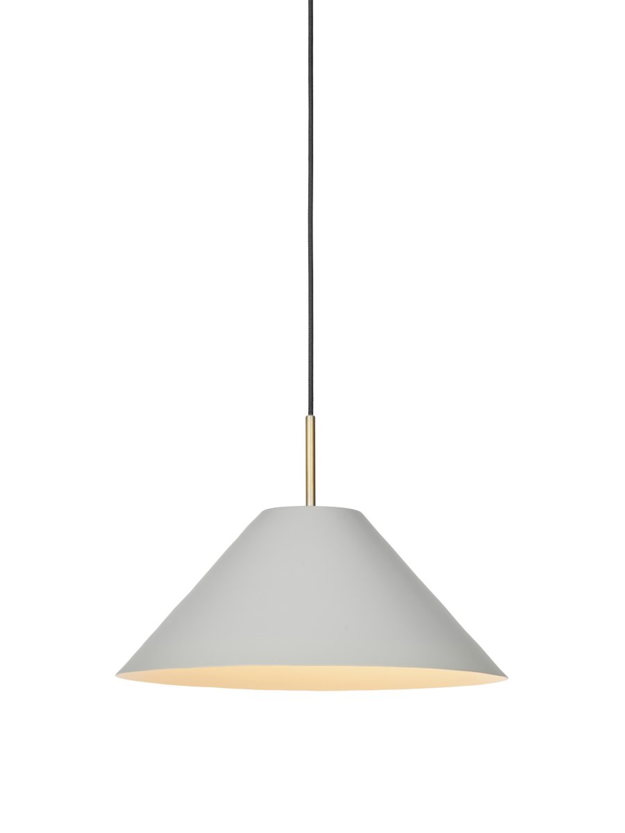 Hygge Ø40 Gris Lámpas de techo De Halo Design - Los elegantes detalles de lat&oacute;n a&ntilde;aden un toque de exclusividad y lo convierten en la elecci&oacute;n perfecta sobre la mesa del comedor, en la sala de estar o en la cocina.