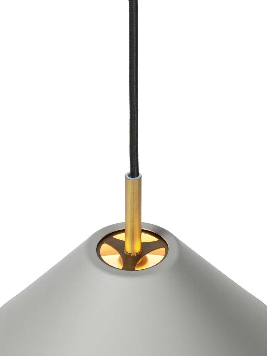 Hygge Ø40 Gris Lámpas de techo De Halo Design - Los elegantes detalles de lat&oacute;n a&ntilde;aden un toque de exclusividad y lo convierten en la elecci&oacute;n perfecta sobre la mesa del comedor, en la sala de estar o en la cocina.