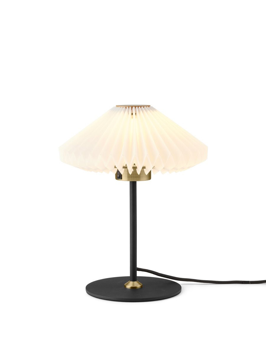 Paris 32cm Negro lámpara de mesa De Halo Design - La base de la lámpara de metal negro brinda una sensación elegante y exclusiva que se adapta tanto a los estilos interiores tradicionales como a los modernos.