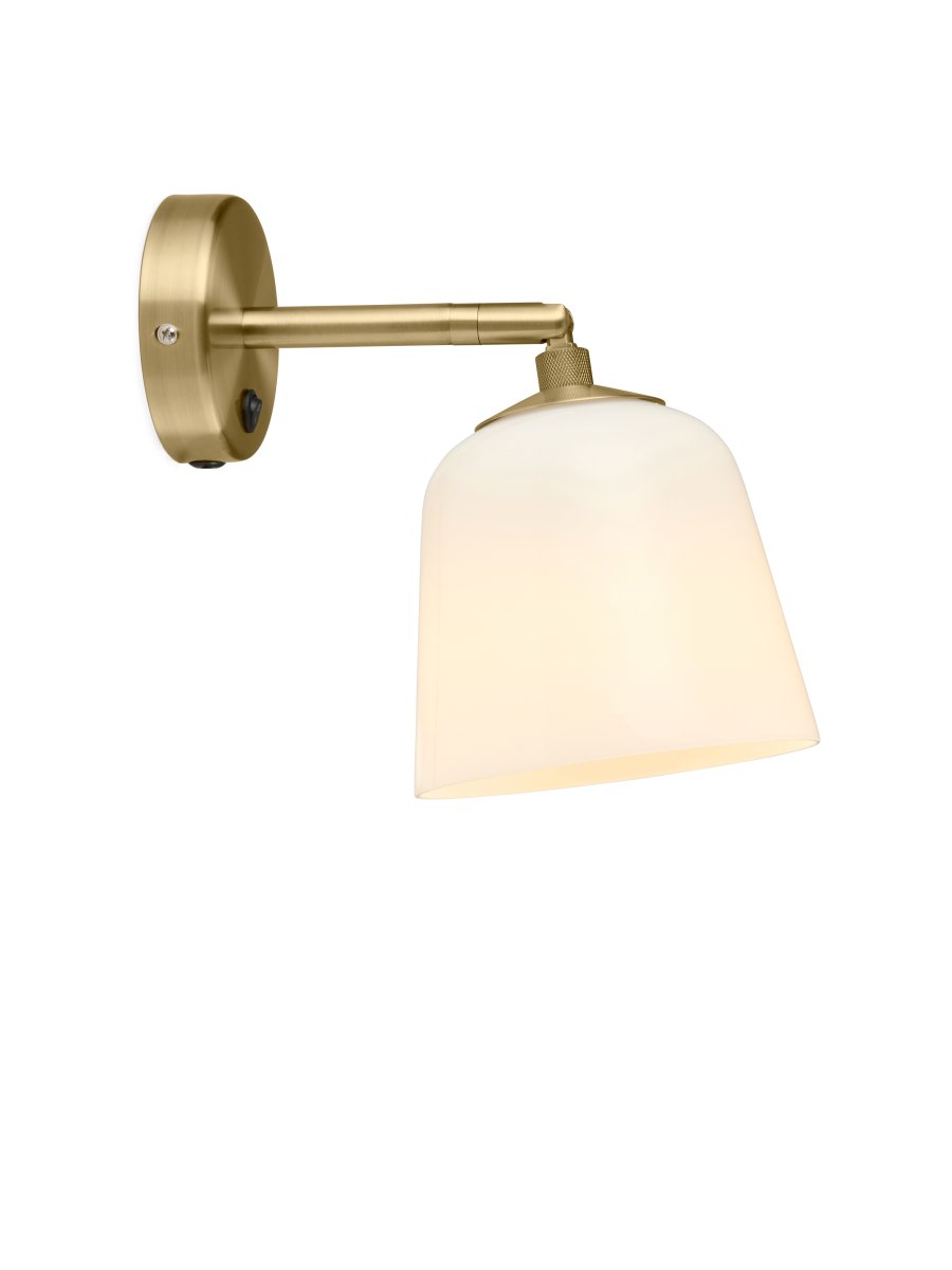 Room 49 Ø15 Latón antiguo lámpara de pared De Halo Design - Esta elegante l&aacute;mpara de pared combina un c&aacute;lido acabado de lat&oacute;n con una pantalla de vidrio suavemente redondeada, agregando una atm&oacute;sfera sofisticada y acogedora a su hogar.