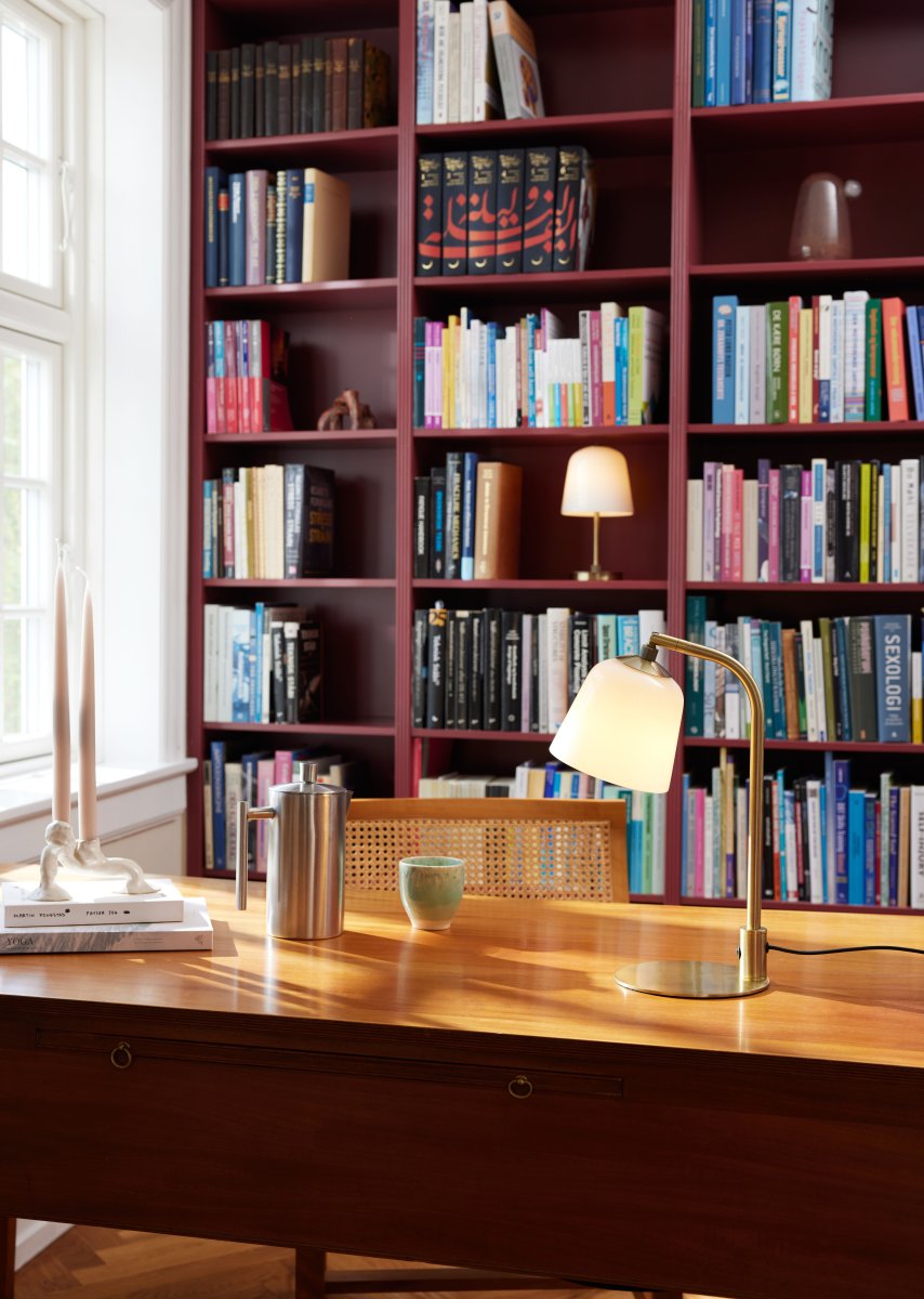 Room 49 40cm Latón antiguo lámpara de mesa De Halo Design - Esta elegante l&aacute;mpara de mesa con una elegante base de lat&oacute;n y pantalla de vidrio esmerilado es a la vez funcional y decorativa.