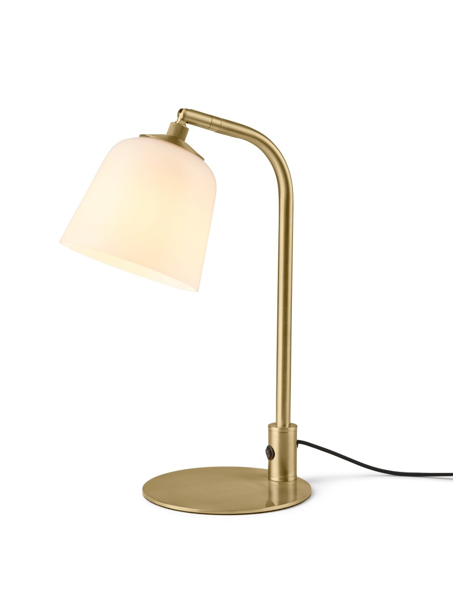 Room 49 40cm Latón antiguo lámpara de mesa De Halo Design - Esta elegante l&aacute;mpara de mesa con una elegante base de lat&oacute;n y pantalla de vidrio esmerilado es a la vez funcional y decorativa.