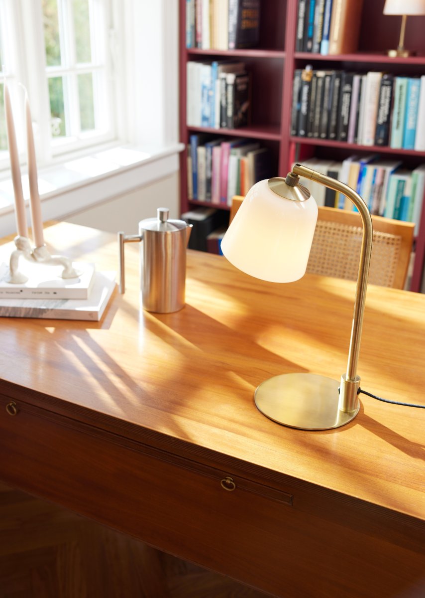 Room 49 40cm Latón antiguo lámpara de mesa De Halo Design - Esta elegante l&aacute;mpara de mesa con una elegante base de lat&oacute;n y pantalla de vidrio esmerilado es a la vez funcional y decorativa.