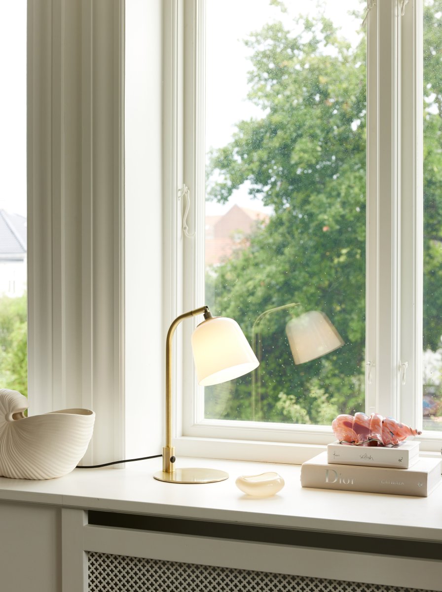 Room 49 40cm Latón antiguo lámpara de mesa De Halo Design - Esta elegante l&aacute;mpara de mesa con una elegante base de lat&oacute;n y pantalla de vidrio esmerilado es a la vez funcional y decorativa.