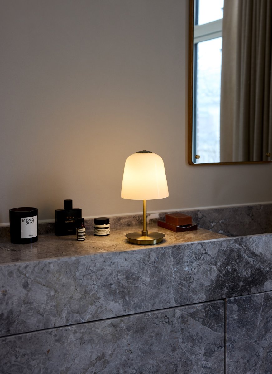 Room 49 28cm Latón antiguo portátil De Halo Design - Con elegantes detalles de lat&oacute;n y una distribuci&oacute;n de luz excepcional, cada l&aacute;mpara se convierte en un elemento destacado y elegante de su hogar.