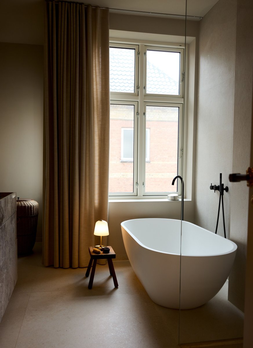 Room 49 28cm Latón antiguo portátil De Halo Design - Con elegantes detalles de lat&oacute;n y una distribuci&oacute;n de luz excepcional, cada l&aacute;mpara se convierte en un elemento destacado y elegante de su hogar.