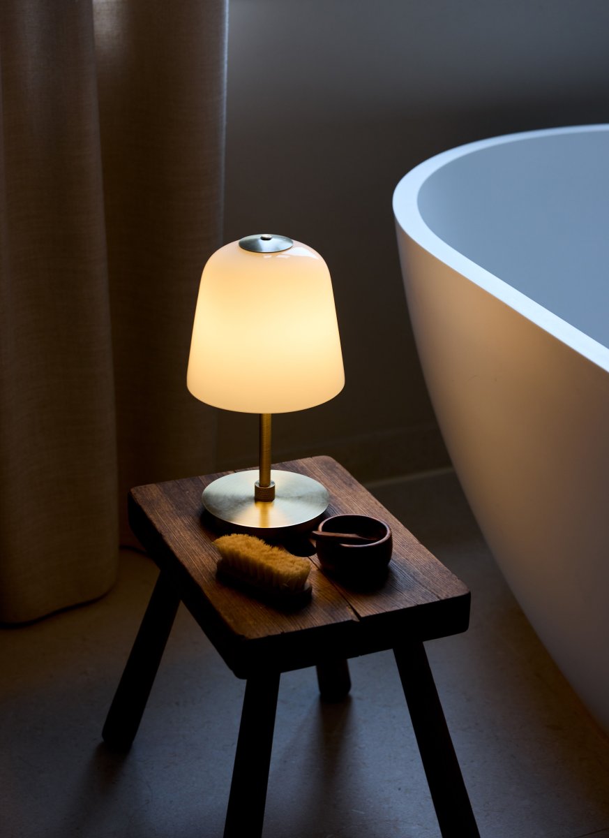 Room 49 28cm Latón antiguo portátil De Halo Design - Con elegantes detalles de lat&oacute;n y una distribuci&oacute;n de luz excepcional, cada l&aacute;mpara se convierte en un elemento destacado y elegante de su hogar.
