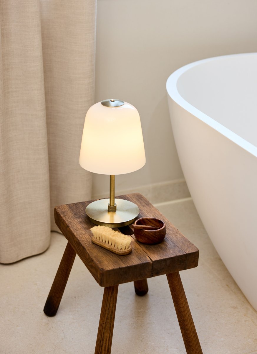 Room 49 28cm Latón antiguo portátil De Halo Design - Con elegantes detalles de lat&oacute;n y una distribuci&oacute;n de luz excepcional, cada l&aacute;mpara se convierte en un elemento destacado y elegante de su hogar.