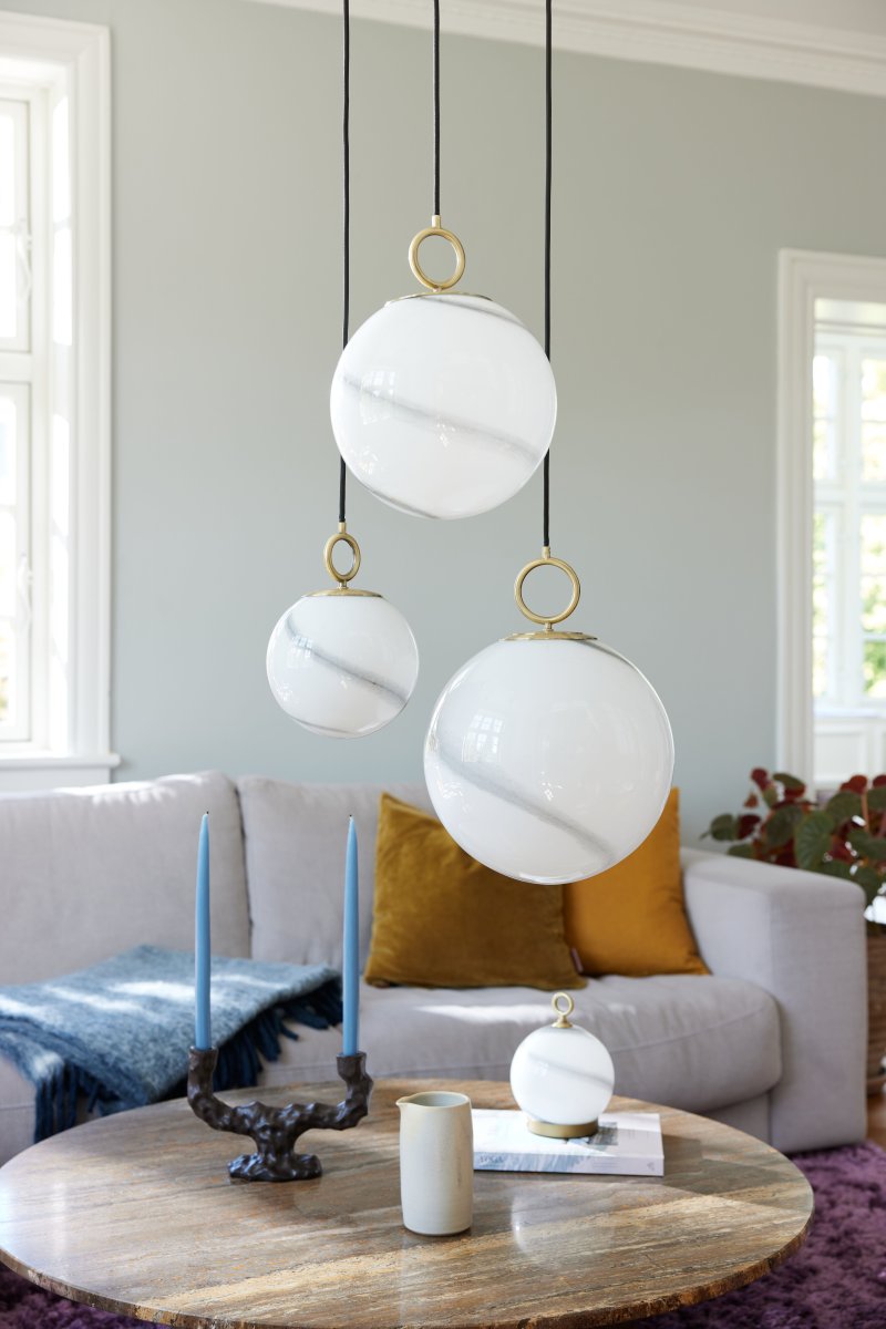 Stockholm Ø18 Gris Lámpas de techo De Halo Design - La l&aacute;mpara de techo Stockholm es una fuente de luz elegante y sofisticada que llevar&aacute; su interior a un nuevo nivel.
