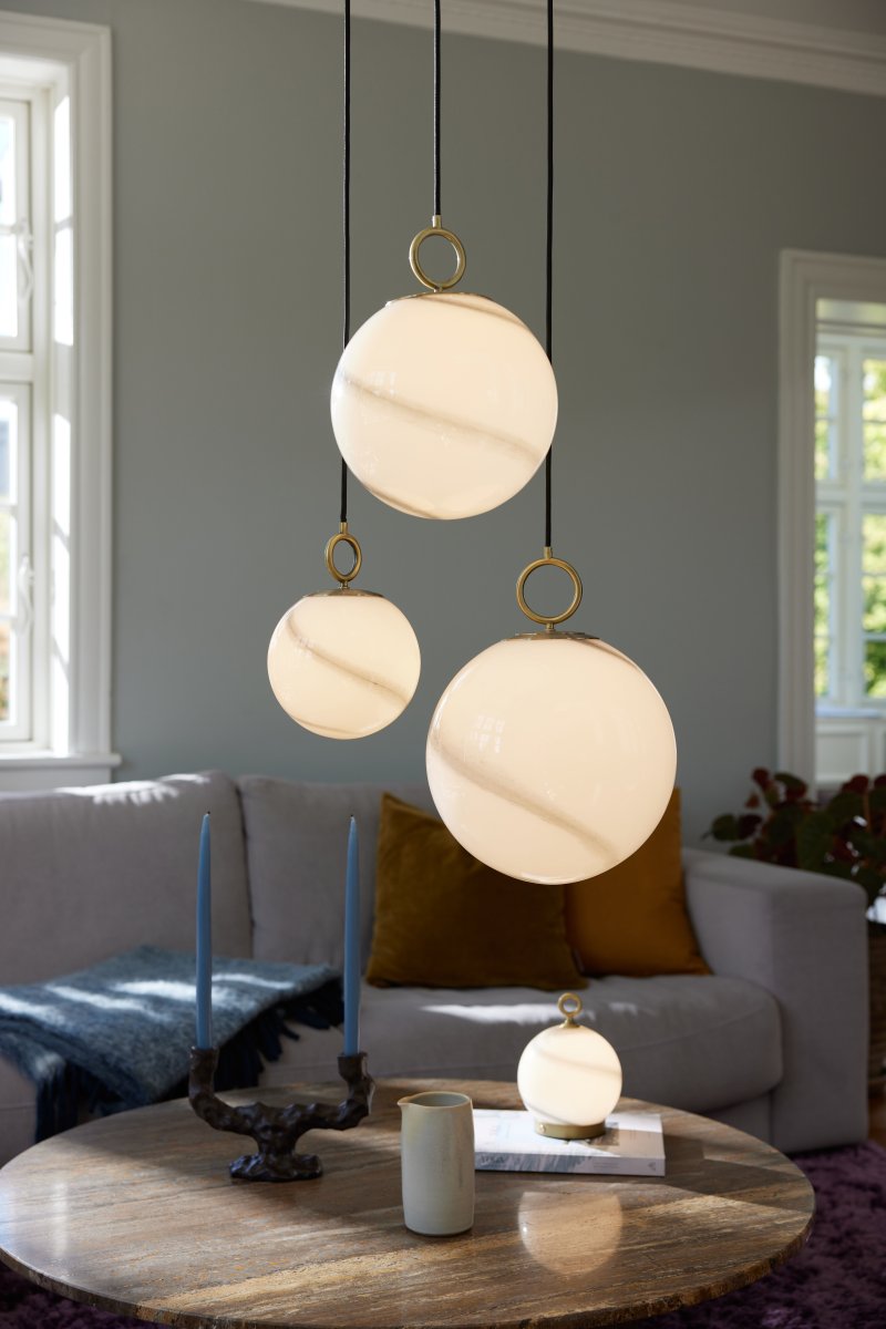 Stockholm Ø18 Gris Lámpas de techo De Halo Design - La l&aacute;mpara de techo Stockholm es una fuente de luz elegante y sofisticada que llevar&aacute; su interior a un nuevo nivel.