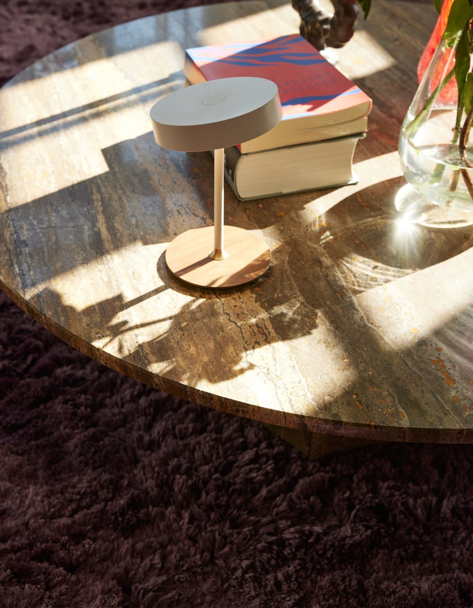 On The Move 20cm Blanco portátil De Halo Design - On the Move es una lámpara de mesa portátil fabricada en plástico, metal y madera con elegantes detalles en nogal que combinan diseño moderno y clásico.