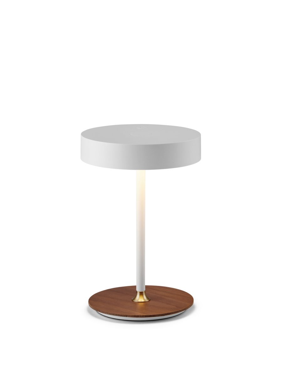 On The Move 20cm Blanco portátil De Halo Design - On the Move es una lámpara de mesa portátil fabricada en plástico, metal y madera con elegantes detalles en nogal que combinan diseño moderno y clásico.
