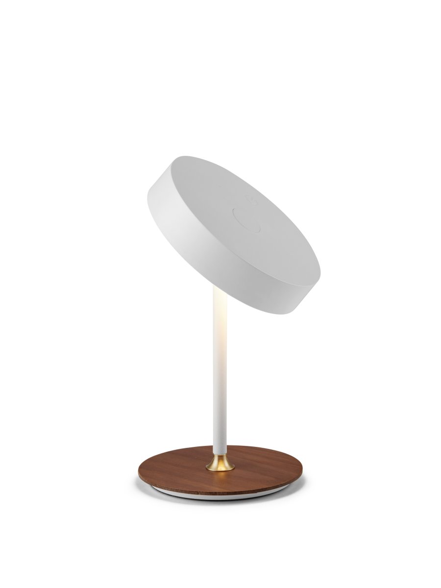 On The Move 20cm Blanco portátil De Halo Design - On the Move es una lámpara de mesa portátil fabricada en plástico, metal y madera con elegantes detalles en nogal que combinan diseño moderno y clásico.