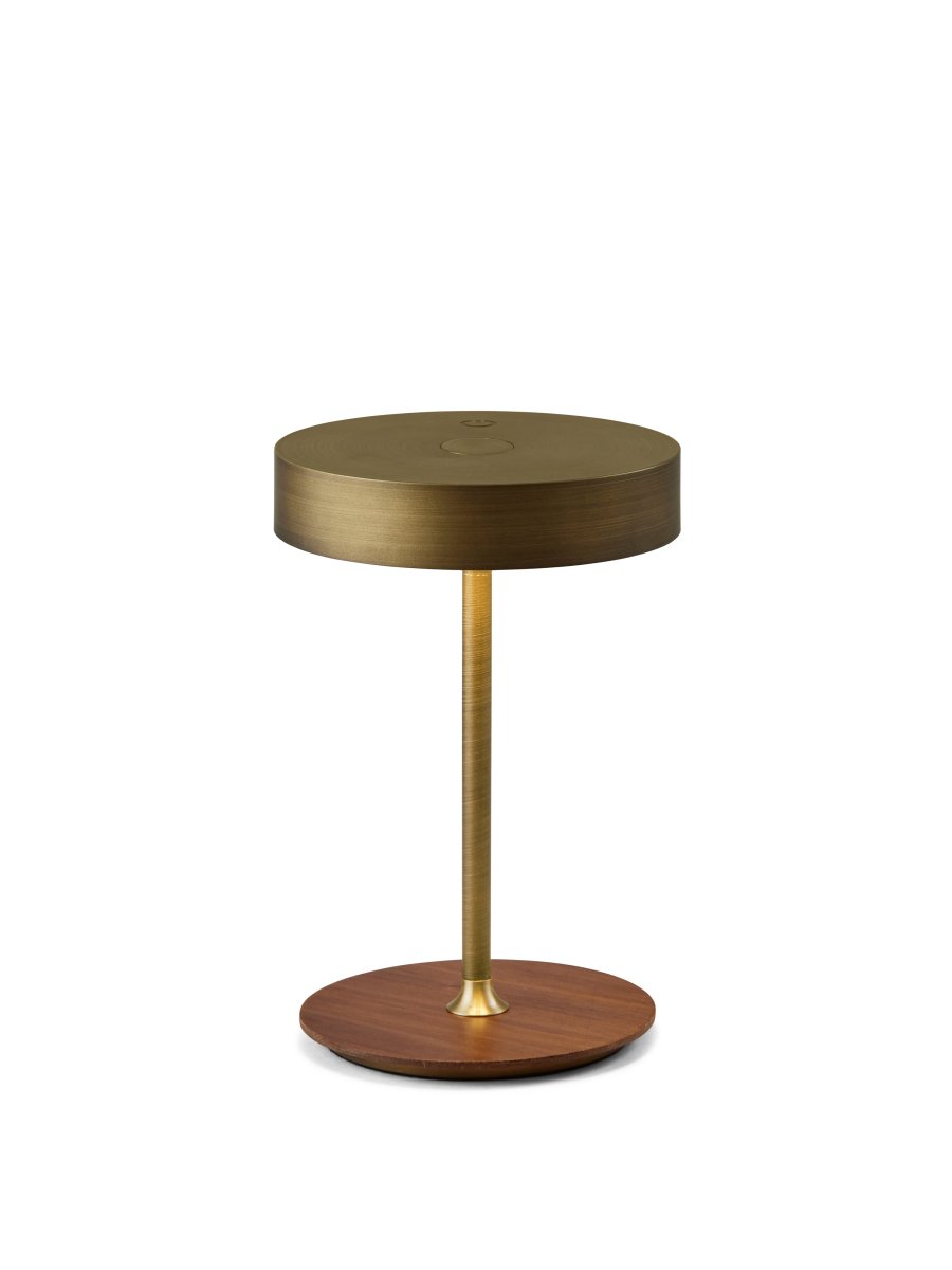 On The Move 20cm Latón antiguo portátil De Halo Design - On the Move es una l&aacute;mpara de mesa port&aacute;til fabricada en pl&aacute;stico, metal y madera con elegantes detalles en nogal que combinan dise&ntilde;o moderno y cl&aacute;sico.