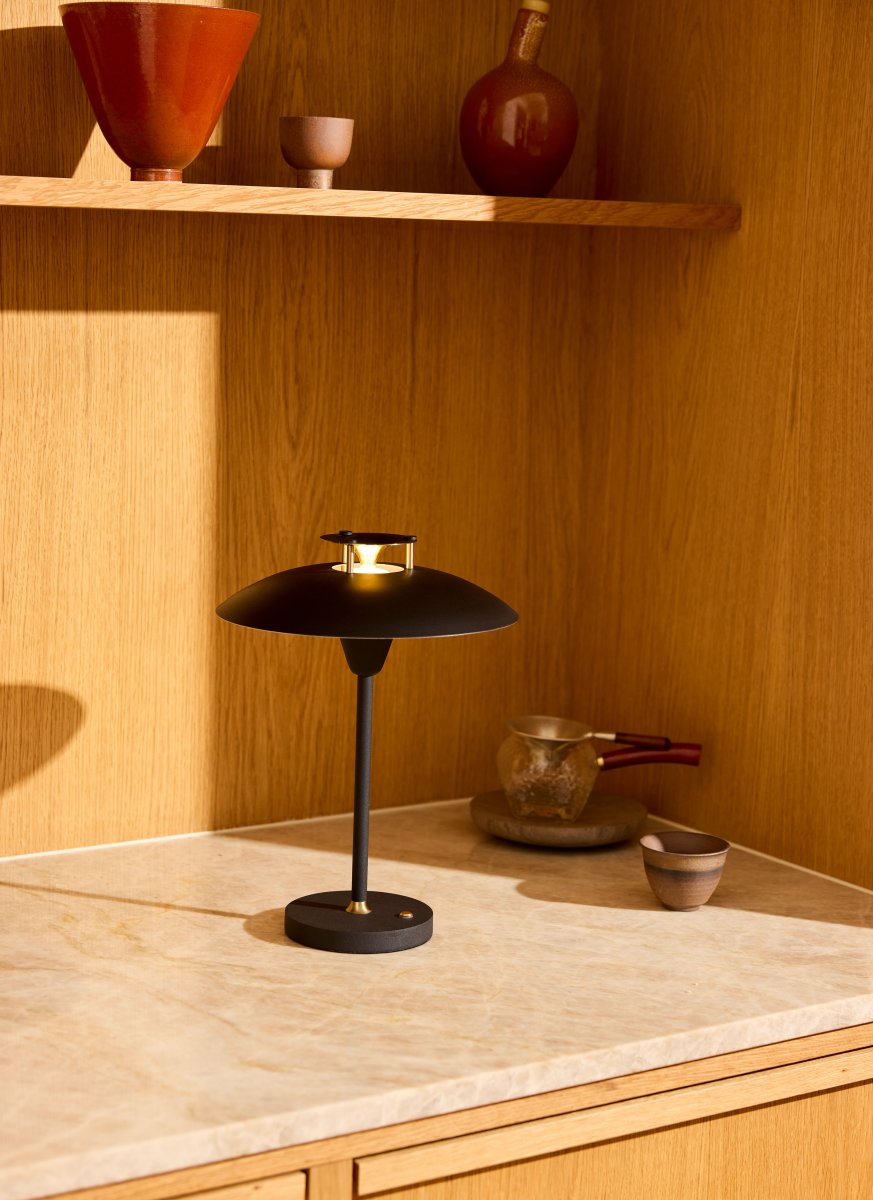 Stepp One-Two -Three 30cm Negro portátil De Halo Design - La lámpara tiene un regulador de intensidad de 3 niveles incorporado y proporciona una agradable luz blanca cálida.