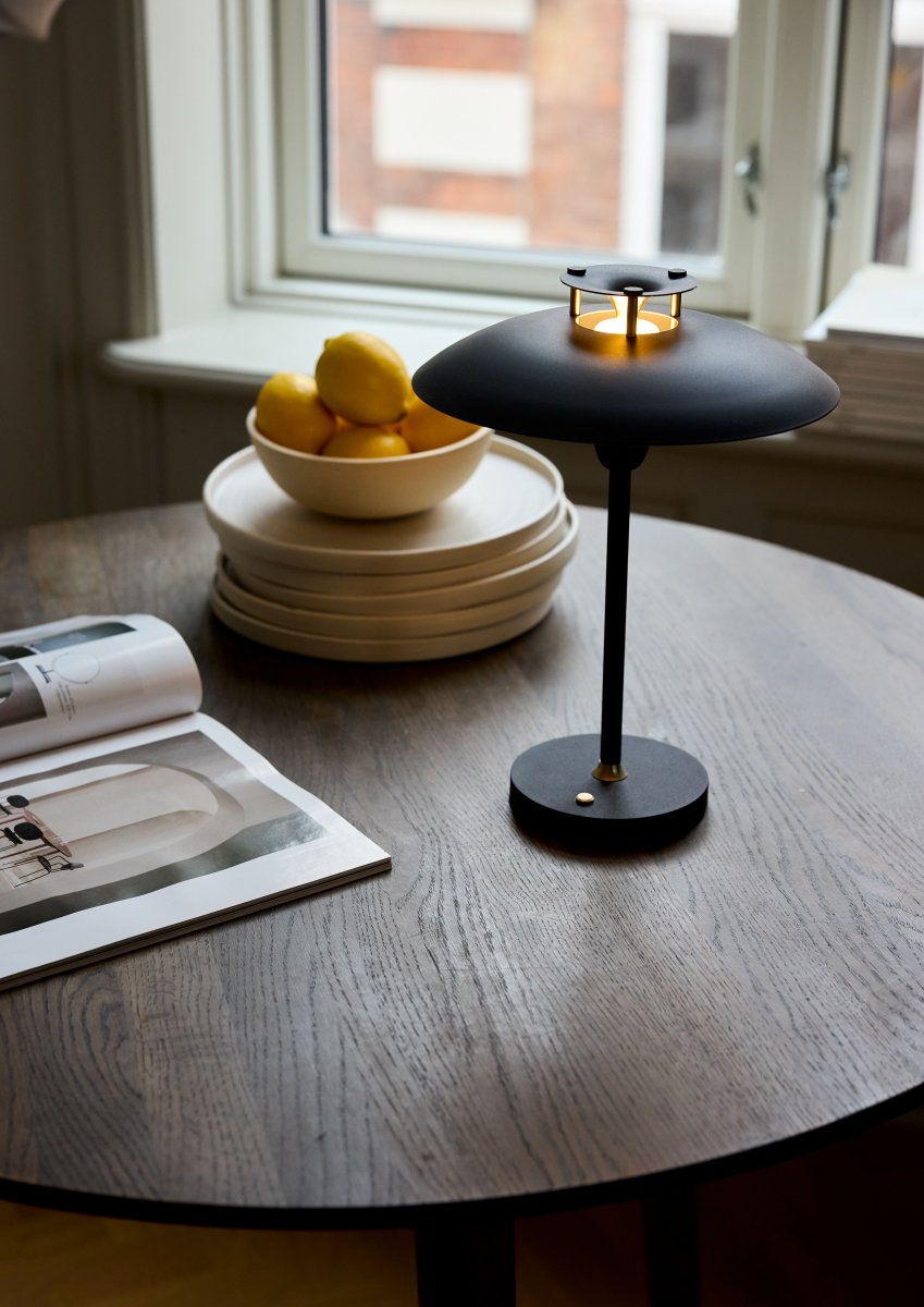 Stepp One-Two -Three 30cm Negro portátil De Halo Design - La lámpara tiene un regulador de intensidad de 3 niveles incorporado y proporciona una agradable luz blanca cálida.