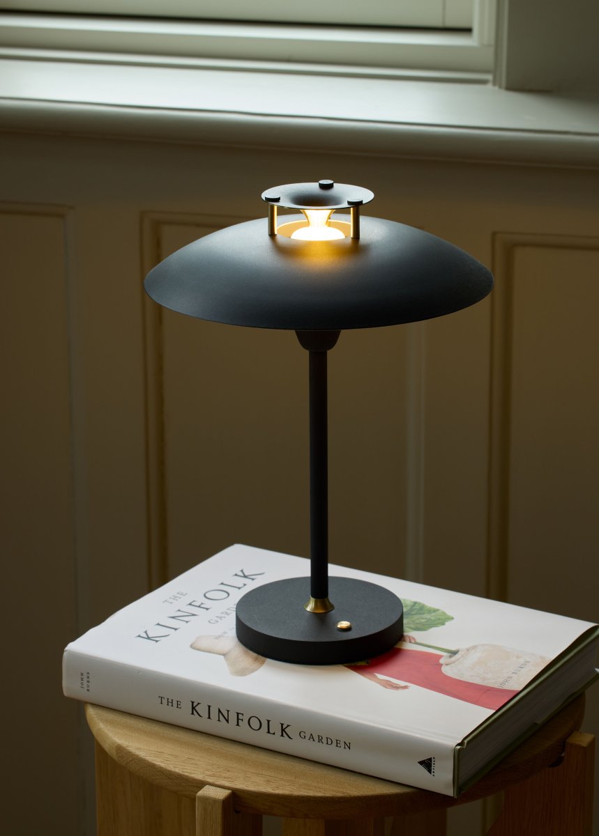 Stepp One-Two -Three 30cm Negro portátil De Halo Design - La lámpara tiene un regulador de intensidad de 3 niveles incorporado y proporciona una agradable luz blanca cálida.