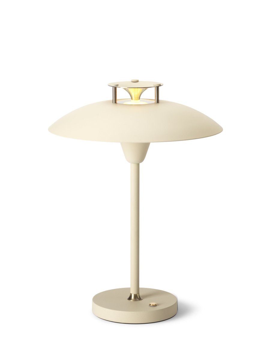 Stepp One-Two -Three 30cm Crema portátil De Halo Design - Esta lámpara de mesa portátil de metal de color crema con elegantes detalles de latón combina estilo y funcionalidad.