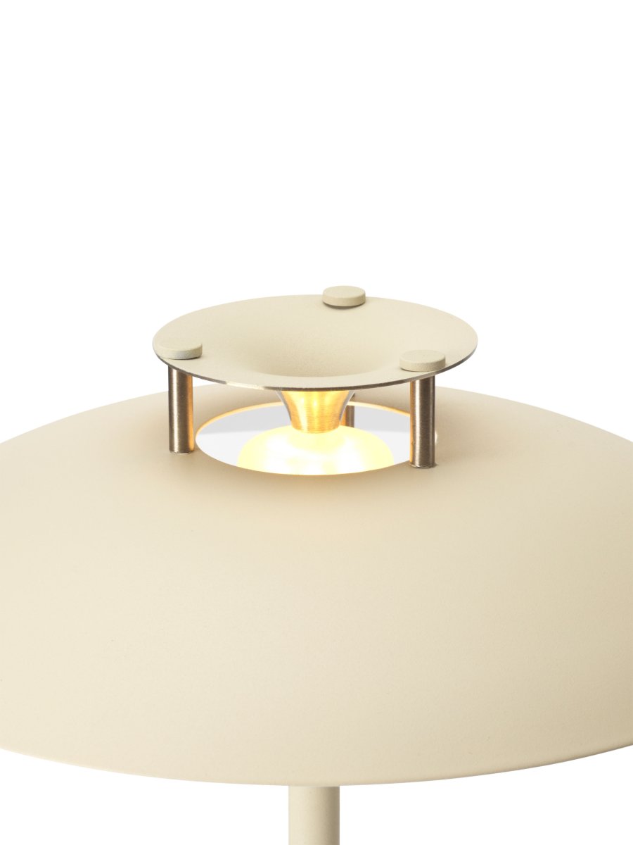 Stepp One-Two -Three 30cm Crema portátil De Halo Design - Esta lámpara de mesa portátil de metal de color crema con elegantes detalles de latón combina estilo y funcionalidad.