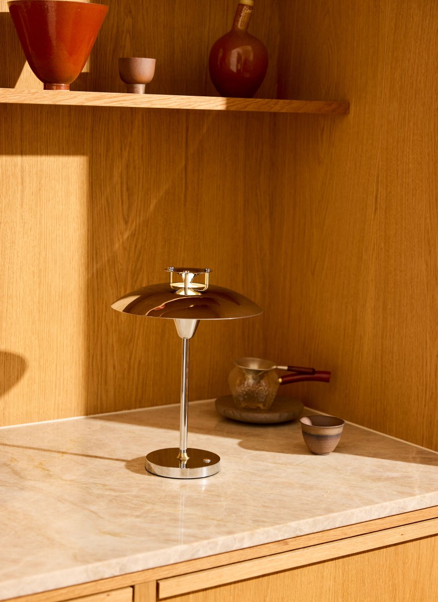 Stepp One-Two -Three 30cm Cromo portátil De Halo Design - La lámpara tiene un regulador de intensidad de 3 niveles incorporado y proporciona una agradable luz blanca cálida.