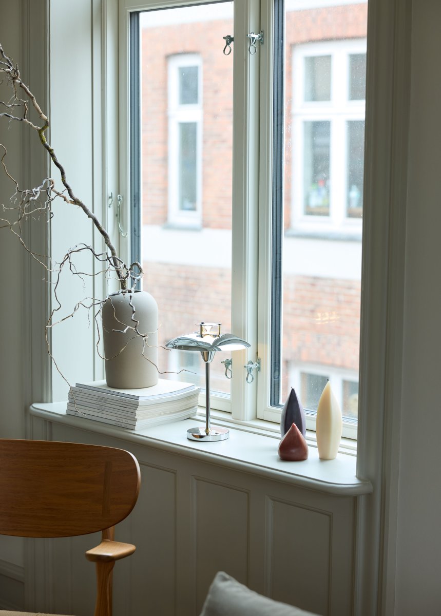 Stepp One-Two -Three 30cm Cromo portátil De Halo Design - La lámpara tiene un regulador de intensidad de 3 niveles incorporado y proporciona una agradable luz blanca cálida.