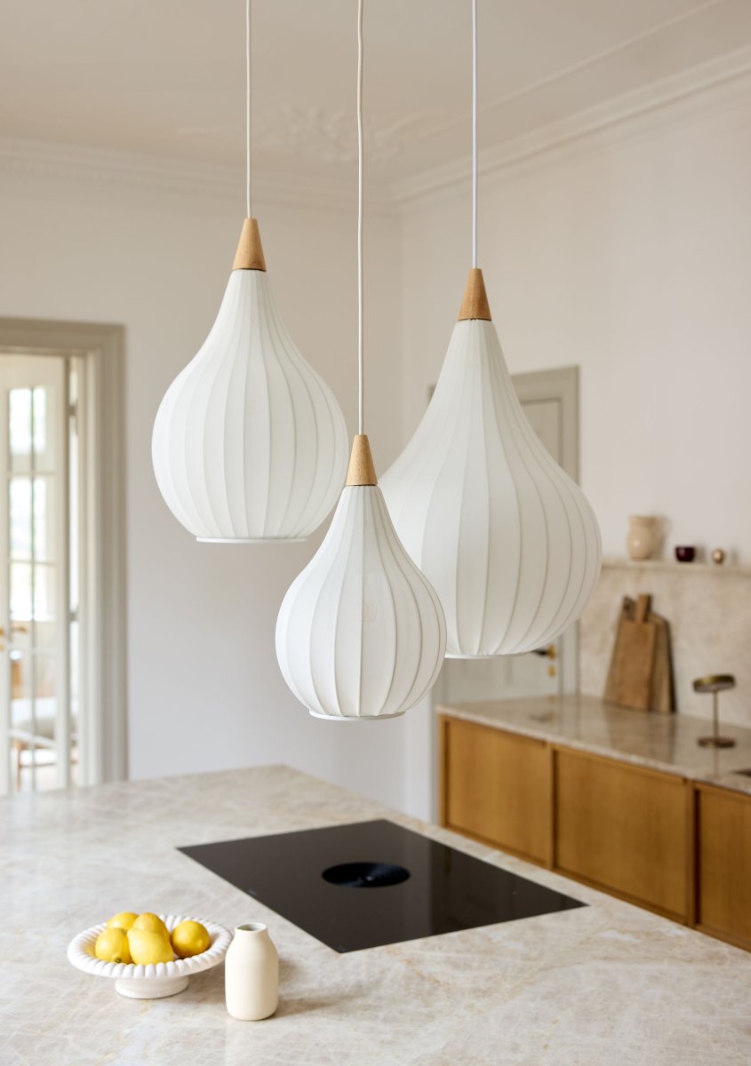 Drops Ø23 Blanco Lámpas de techo De Halo Design - Colócalo encima de la mesa del comedor o en la sala de estar.