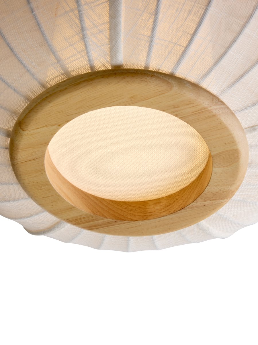 Balloon Ø40 Blanco cremoso plafón De Halo Design - Su pantalla redondeada y ligeramente aplanada, confeccionada en un tejido blanco cremoso similar al lino, se complementa con elementos decorativos de madera maciza, aportando un aspecto cálido y armonioso.