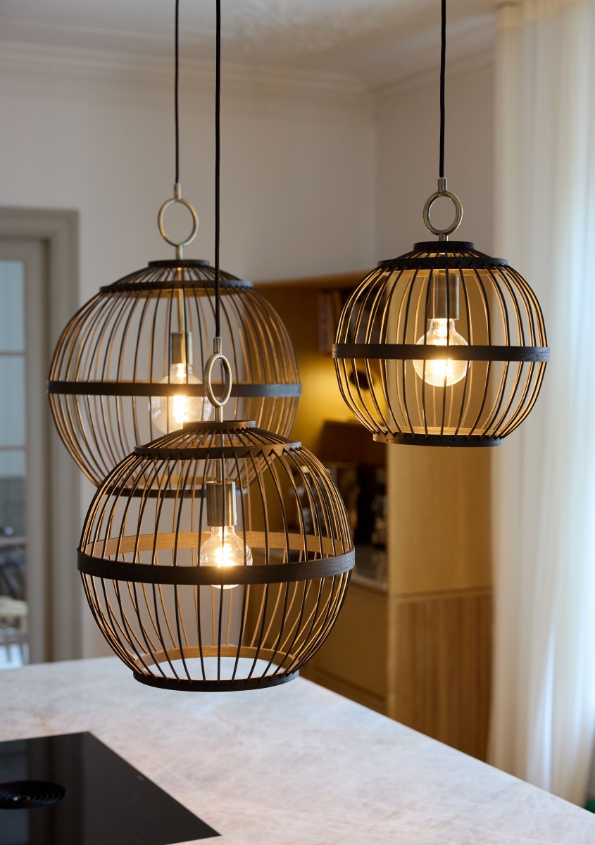 Stockholm Nordic Ø30 Negro Lámpas de techo De Halo Design - La construcción abierta crea un interesante juego de luz en la habitación, mientras que los sutiles detalles de latón añaden un toque noble.