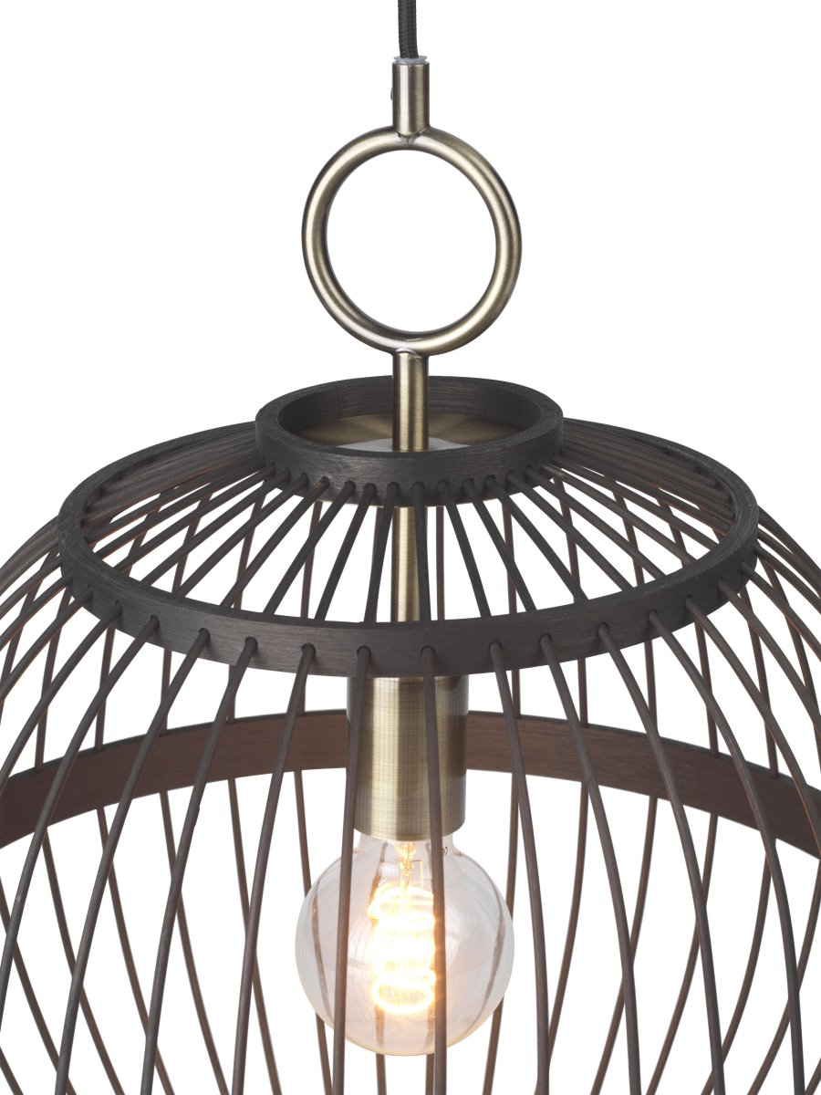 Stockholm Nordic Ø30 Negro Lámpas de techo De Halo Design - La construcción abierta crea un interesante juego de luz en la habitación, mientras que los sutiles detalles de latón añaden un toque noble.