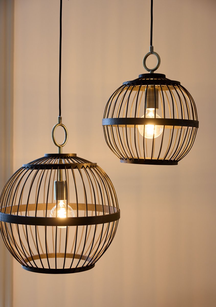 Stockholm Nordic Ø30 Negro Lámpas de techo De Halo Design - La construcción abierta crea un interesante juego de luz en la habitación, mientras que los sutiles detalles de latón añaden un toque noble.