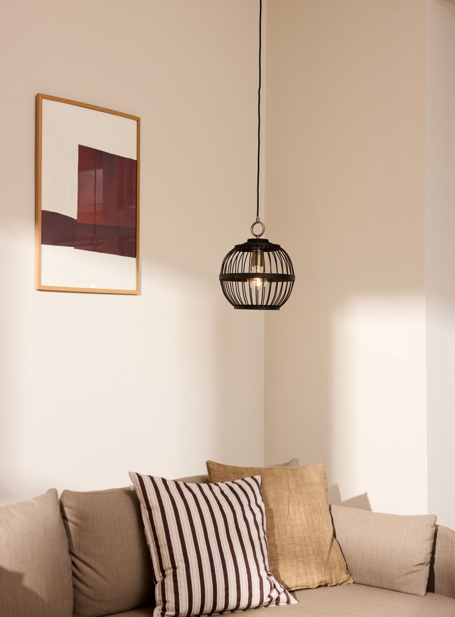 Stockholm Nordic Ø30 Negro Lámpas de techo De Halo Design - La construcción abierta crea un interesante juego de luz en la habitación, mientras que los sutiles detalles de latón añaden un toque noble.