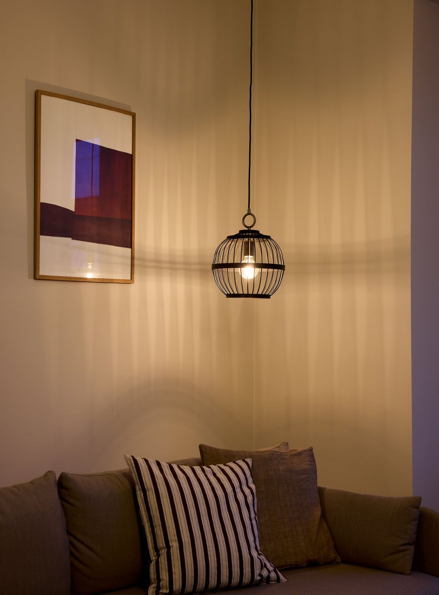 Stockholm Nordic Ø30 Negro Lámpas de techo De Halo Design - La construcción abierta crea un interesante juego de luz en la habitación, mientras que los sutiles detalles de latón añaden un toque noble.