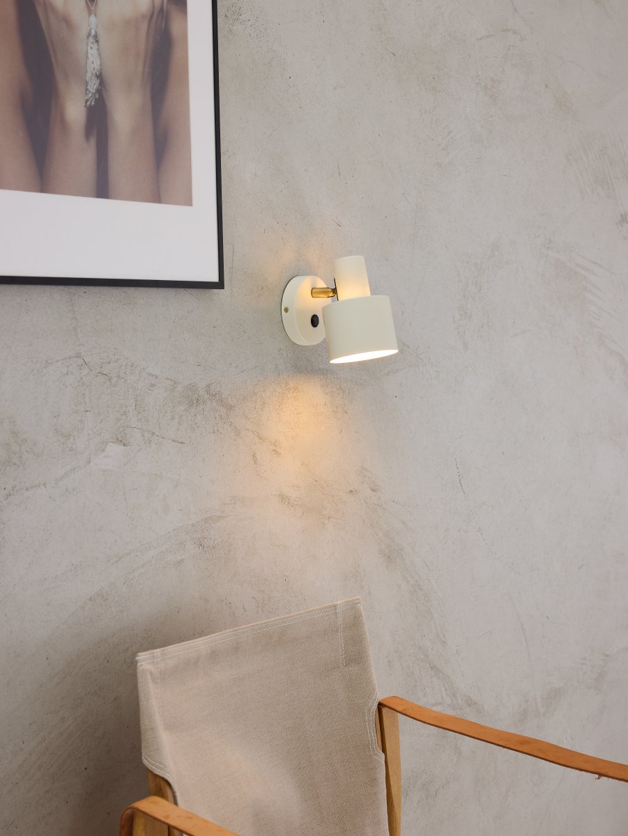 Vogue Crema lámpara de lectura De Halo Design - El cabezal orientable permite orientar fácilmente la luz, lo que hace que la lámpara sea perfecta como lámpara de lectura junto a la cama o para una iluminación ambiental en el salón.