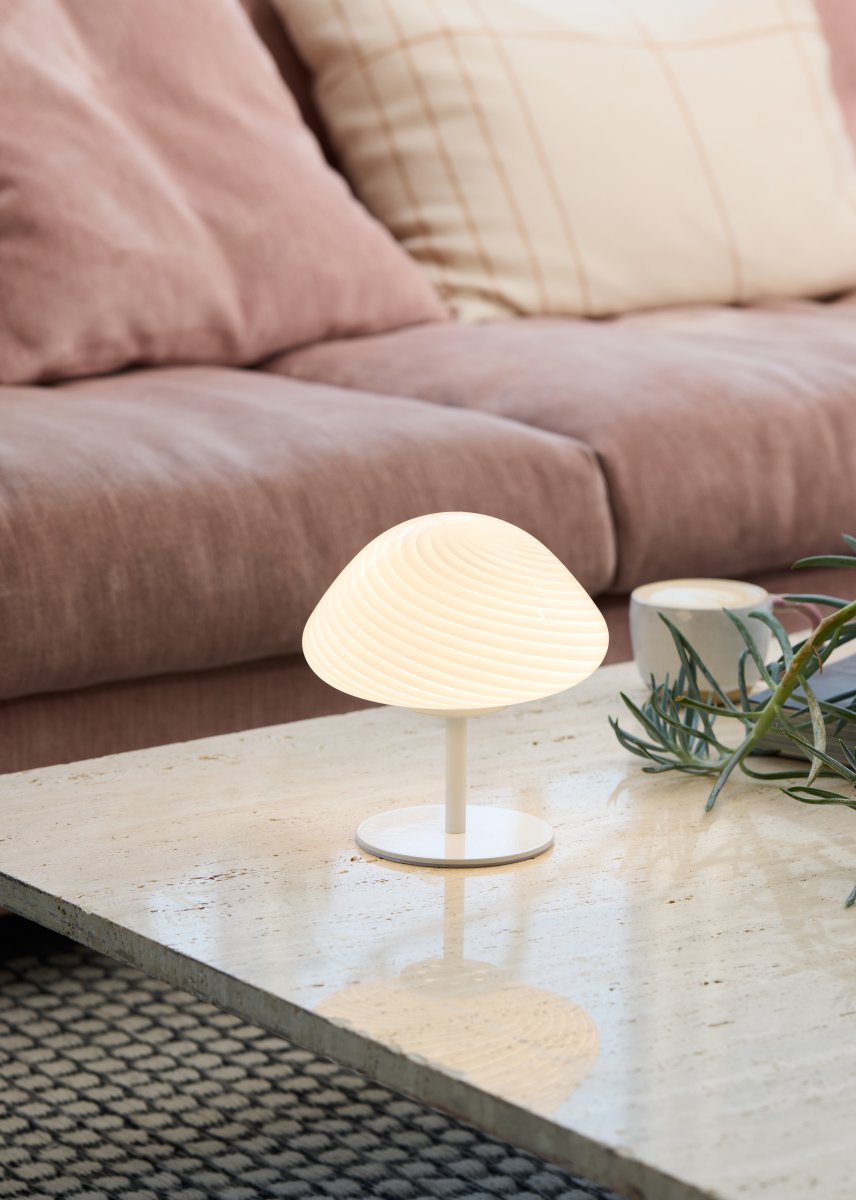 Mini Mush 17cm Blanco lámpara de mesa De Halo Design - La exclusiva pantalla en forma de onda proporciona una distribución de luz suave y agradable y es perfecta para crear un ambiente acogedor en cualquier habitación.