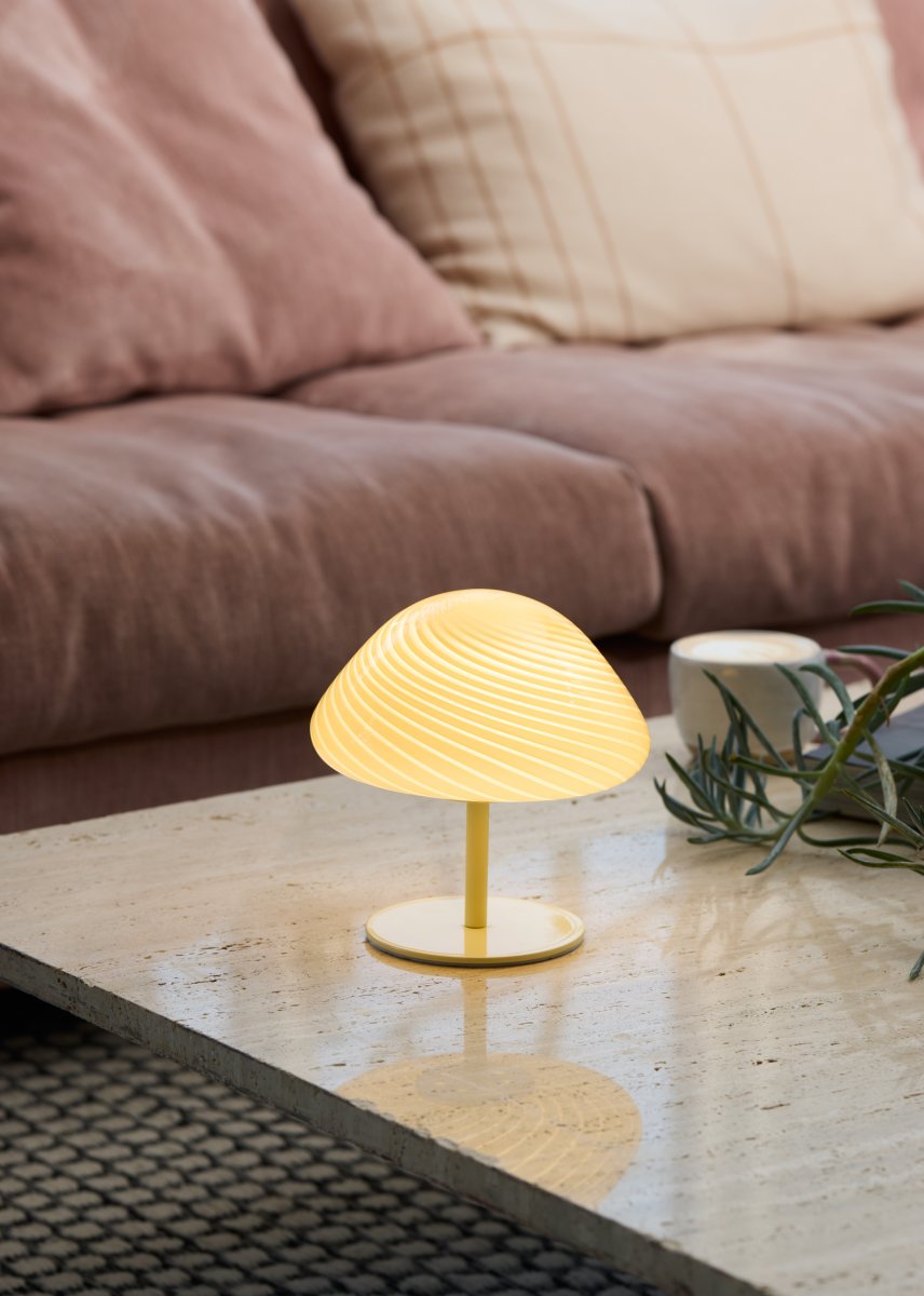 Mini Mush 17cm Crema lámpara de mesa De Halo Design - La exclusiva pantalla en forma de onda proporciona una distribuci&oacute;n de luz suave y agradable y es perfecta para crear un ambiente acogedor en cualquier habitaci&oacute;n.