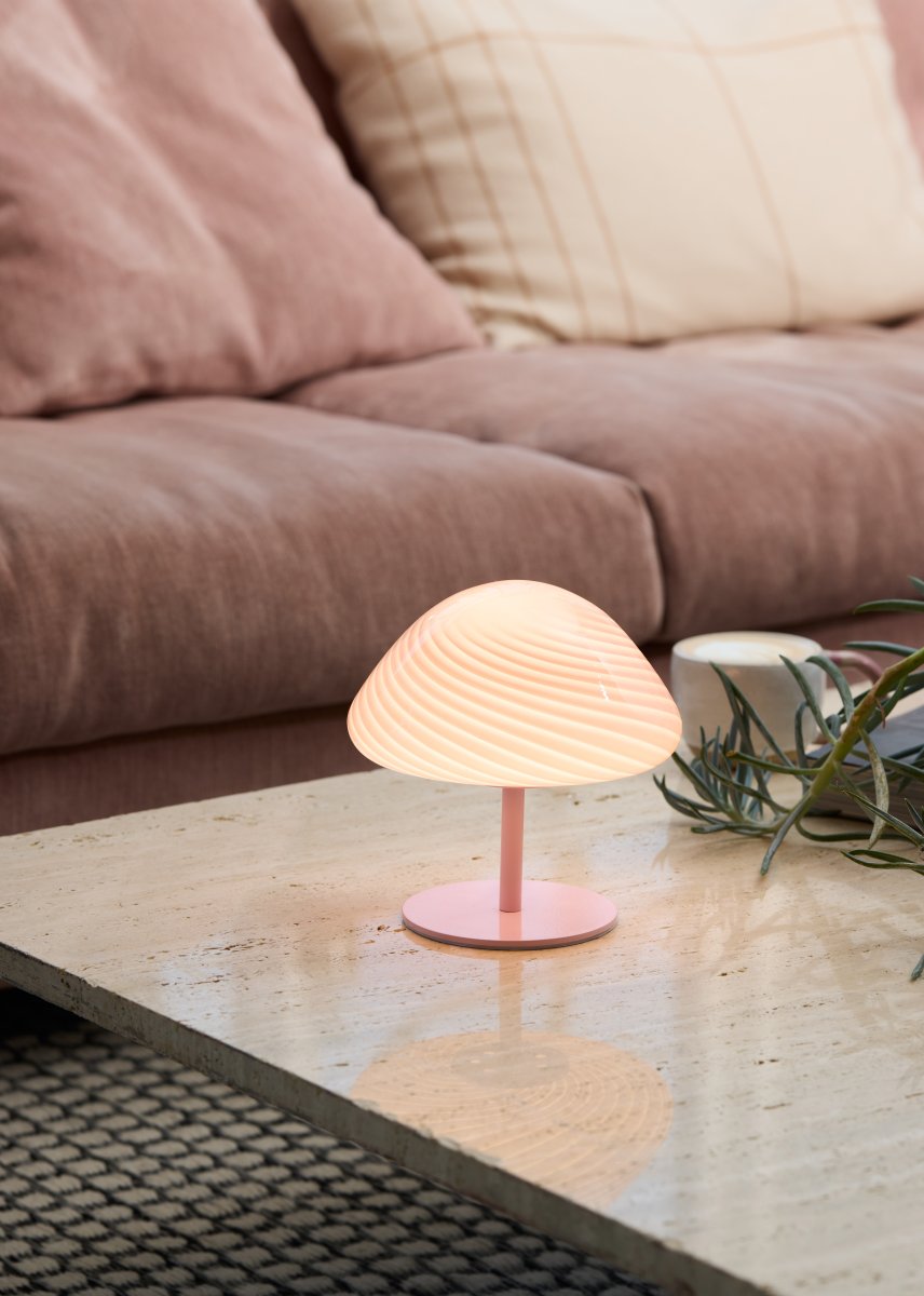 Mini Mush 17cm Rosa lámpara de mesa De Halo Design - La exclusiva pantalla en forma de onda proporciona una distribución de luz suave y agradable y es perfecta para crear un ambiente acogedor en cualquier habitación.