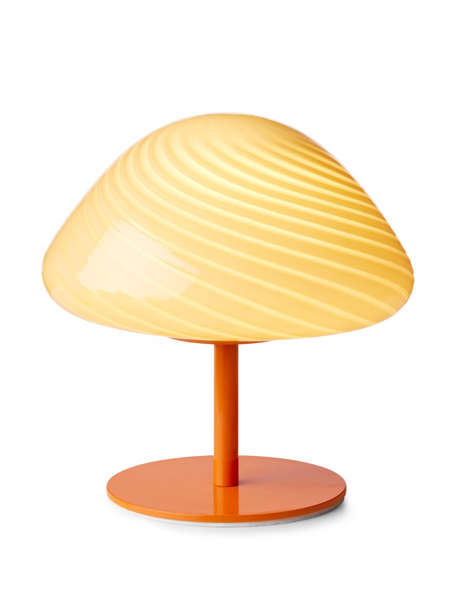 Mini Mush 17cm Naranja lámpara de mesa De Halo Design - La exclusiva pantalla en forma de onda proporciona una distribuci&oacute;n de luz suave y agradable y es perfecta para crear un ambiente acogedor en cualquier habitaci&oacute;n.