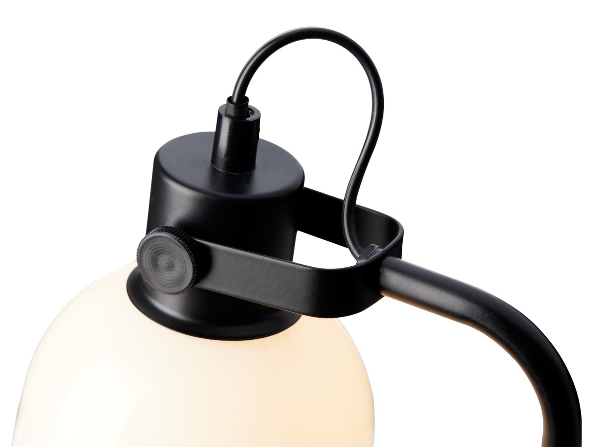 Glow 43cm Negro lámpara de escritorio De Halo Design - La pantalla de cristal opalino garantiza una distribución fina de la luz y, por lo tanto, es orientable, lo que le da la opción de utilizar la lámpara tanto como luz de lectura como iluminación general decorativa.