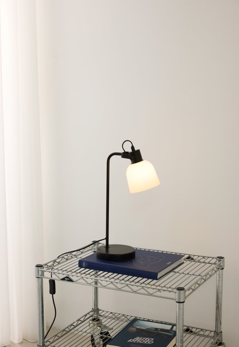 Glow 43cm Negro lámpara de escritorio De Halo Design - La pantalla de cristal opalino garantiza una distribución fina de la luz y, por lo tanto, es orientable, lo que le da la opción de utilizar la lámpara tanto como luz de lectura como iluminación general decorativa.